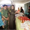Bupati Kuningan, Hj Utje CH Suganda saat meninjau pasar pediuli ramadhan.